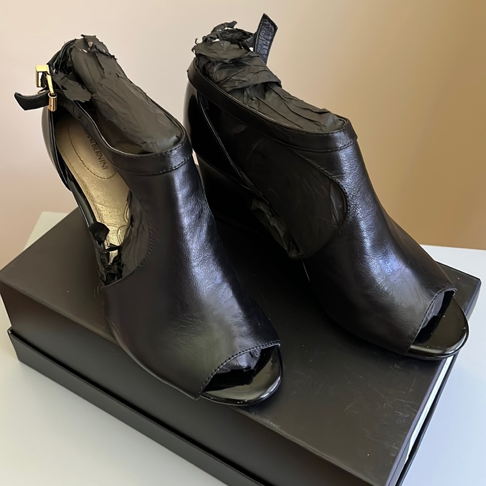 Black Giani Bernini wedge heel sandals size size 6.5